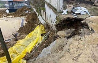 İnşaat kazısında toprak kaydı, yolun bir bölümü...