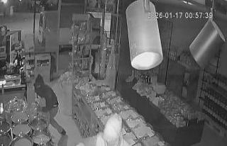 İş yerlerine giren hırsızlar ne bulduysa çaldı:...