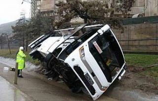 Isparta’da askeri nakil minibüsü devrildi: 11...