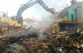 Isparta’da kerpiç ev yangında kullanılamaz hale...