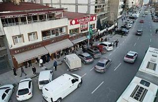İstanbul’da ilk iftarda pide kuyruğu havadan görüntülendi
