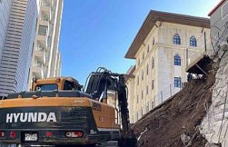 İstinat duvarı çöken sitedeki 4 dairede hasar...