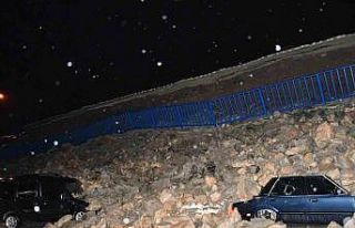 İstinat duvarının park halindeki araçların üzerine...