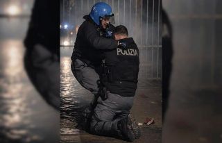 İtalya’da kültür merkezi kapatıldı sokaklar...