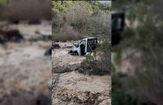 İzmir’de derede mahsur kalan 3 kişi kurtarıldı