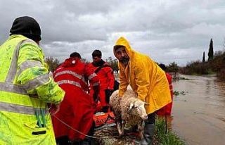 İzmir’de ekiplerin yağış seferberliği sürüyor
