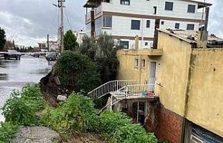 İzmir’de evin istinat duvarı çöktü: 3 kişi...