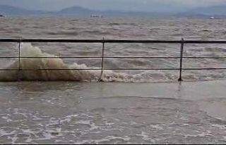 İzmir’de fırtına: Dikili’de deniz seviyesi...