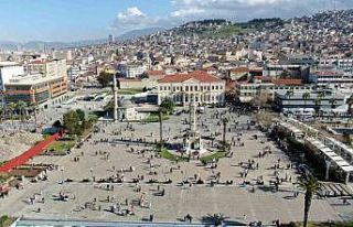 İzmir’de güneşli havayı gören vatandaşlar...