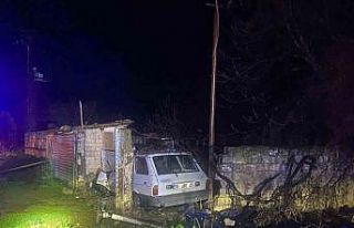 İzmir’de otomobil bahçe duvarına çarptı: 1...