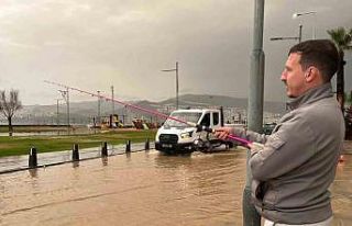 İzmir’de sağanak hayatı felç etti: Kordon göle...