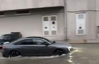 İzmir’de sağanak yağış hayatı olumsuz etkiledi