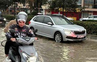 İzmir’de sağanak yağış hayatı olumsuz etkiledi:...