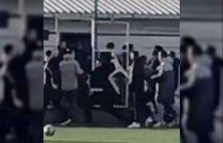 İzmir’de U18 maçında saha karıştı: Sandalyeler...