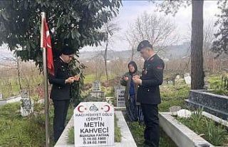 Jandarma şehit ailesini ve kabrini ziyaret etti