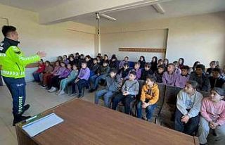 Jandarmadan öğrenci ve vatandaşlara trafik eğitimi