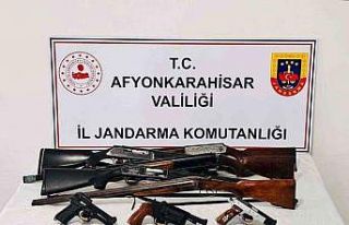 Jandarmadan ruhsatsız silah operasyonu: 8 gözaltı