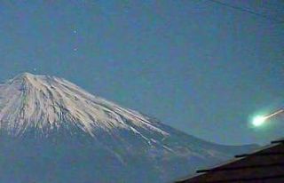 Japonya’daki Fuji Dağı semalarını aydınlatan...