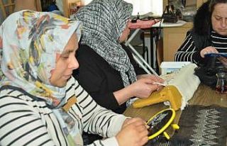 Kadınlar bu kurslarda hem sosyalleşiyor hem öğreniyor