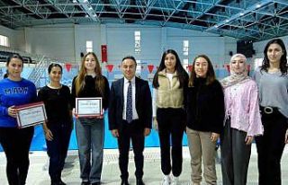 Kahraman öğrenciler rektör tarafından ödüllendirildi