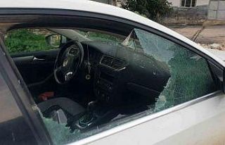 Kaldırım taşıyla camını kırdıkları otomobilden...