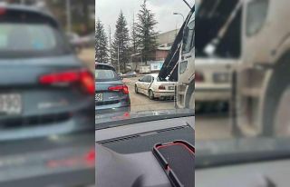 Kamyondaki demirler önündeki araca ok gibi saplandı,...