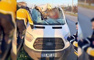 Kamyonet, beton köprü ayağı yüklü tıra çarptı:...