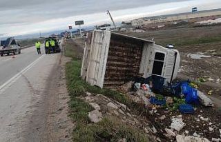 Kamyonet şarampole devrildi, sürücü kazayı yaralanmadan...