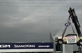 Kamyoneti vinç ile asıp firma önünde eylem yaptı