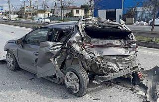 Kamyonun çarptığı otomobil adeta preslendi: 1...