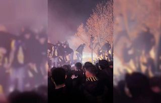 Kante’yi karşılamak isteyen taraftarların çıktığı...