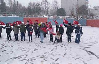 Kar ile bayraklar birleşti, okullar kırmızı-beyaza...
