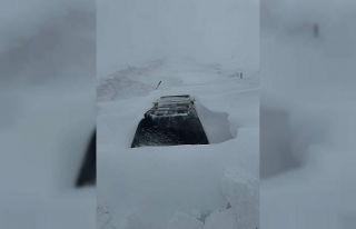 Kar kalınlığı 2 metreyi buldu, araçlar kara gömüldü