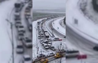 Kar yağışıyla trafik durma noktasına geldi