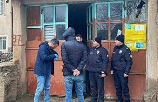 Karaman’da bir kişi evinin deposunda silahla vurulmuş...