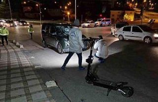 Karaman’da hafif ticari araçla scooter çarpıştı:...