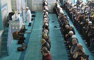 Karaman’da ilk teravih namazında camiler doldu...