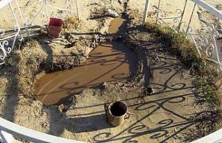 Karaman’da mezarlıkta çıkan yağlı çamurun...