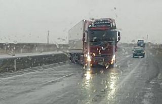 Karapınar’da şiddetli rüzgar ve sağanak sürücülere...