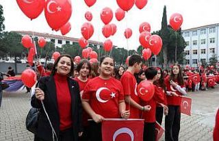 Karasu’da sokaklar kırmızı beyaza büründü