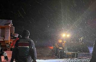 Karda mahsur kalan araçların imdadına Jandarma...