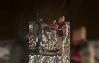 Karda mahsur kalan vatandaşı jandarma kurtardı