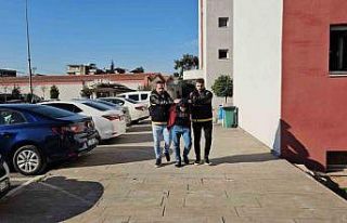 Karısını göğsünden bıçaklayarak öldüren...