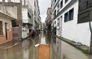Karşıyaka’da sağanak sonrası sokaklar göle...