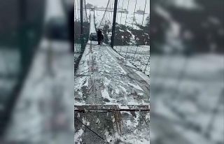 Kars’ta asma köprüde korku dolu anlar: Otomobil...