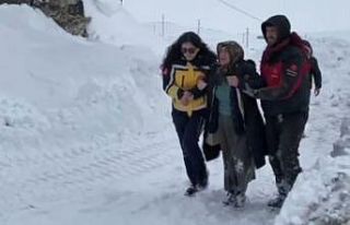 Kars’ta hasta kadın için ekipler seferber oldu