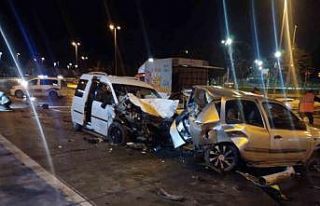 Kartal’da sahil yolunda hafif ticari araç park...