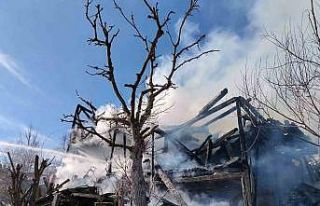 Kastamonu’da 2 katlı ev alevlere teslim oldu