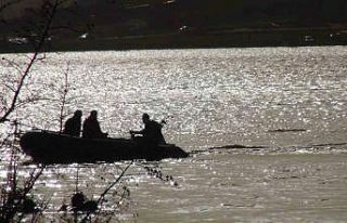 Kayıp genç gölette aranıyor