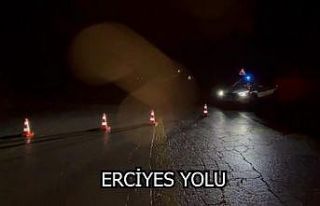 Kayseri-Erciyes yolu kar yağışı nedeniyle trafiğe...